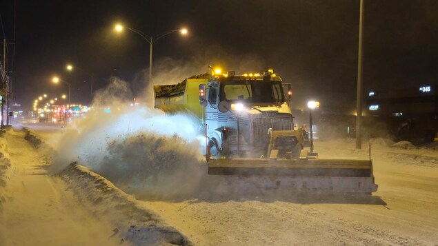 Les déneigeurs trop souvent forcés de slalomer autour de véhicules garés dans les rues