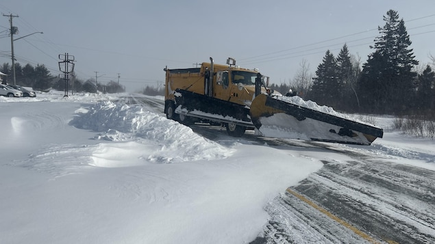Une déneigeuse au milieu de la route.