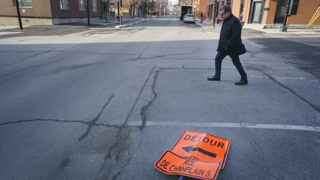 Denis Coderre traverse une rue.