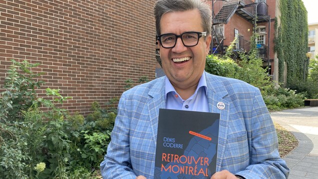 M. Coderre tient entre ses mais le livre « Retrouver Montréal », qu'il a rédigé pour préparer son retour en politique active.