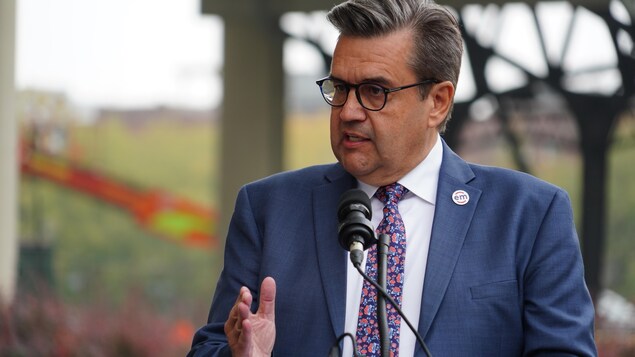 Coderre pour la vaccination obligatoire de tous les employés municipaux