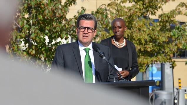 Coderre taxerait tous les grands parcs de stationnement commerciaux de Montréal