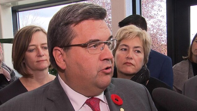 Le maire sortant de Montréal, Denis Coderre, entouré de candidats de l'arrondissement de Villeray-Saint-Michel-Parc-Extension, lors d'un point de presse dans le quartier Saint-Michel. Le maire sortant de Montréal, Denis Coderre, entouré de candidats de l'arrondissement de Villeray-Saint-Michel-Parc-Extension, lors d'un point de presse dans le quartier Saint-Michel.
