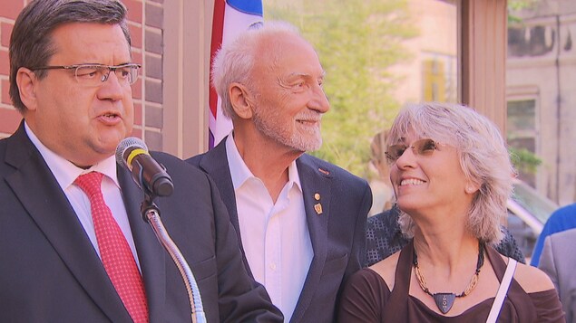 La ville de Montréal et la Société pour Promouvoir les Arts Gigantesques (SPAG) ont inauguré une murale de Laurent Gascon en hommage à l'humoriste québécois Yvon Deschamps, mardi. La ville de Montréal et la Société pour Promouvoir les Arts Gigantesques (SPAG) ont inauguré une murale de Laurent Gascon en hommage à l'humoriste québécois Yvon Deschamps, mardi.