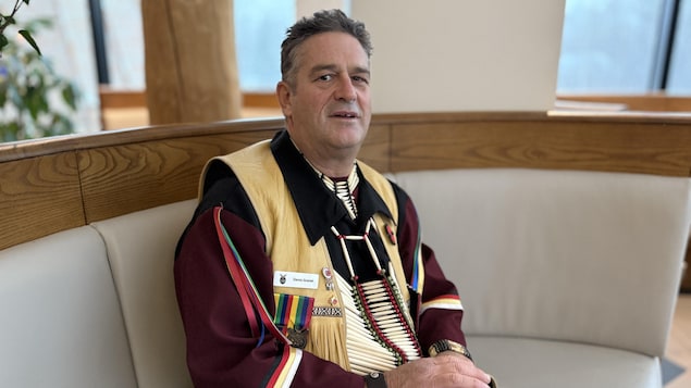 Ces hommes qui veillent sur le feu sacré au pow-wow de Wendake