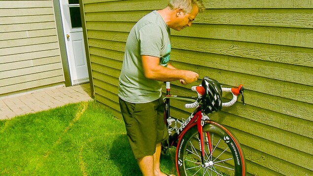 Denis Ratté, président du Club Vélo Portneuf, en train de travailler sur son vélo Denis Ratté, président du Club Vélo Portneuf, en train de travailler sur son vélo