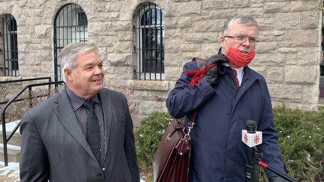 L'ex-chef pompier de Tracadie Denis Savoie (à gauche) et son avocat Brian Murphy (à droite) à la sortie de l'audience au palais de justice de Bathurst.
