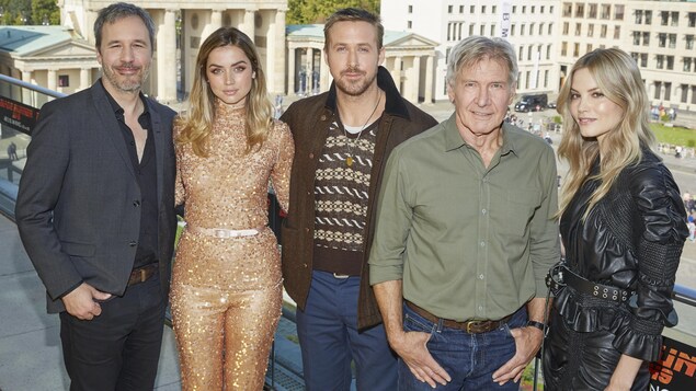 Denis Villeneuve, Ana de Armas, Ryan Gosling, Harrison Ford et Sylvia Hoeks le 17 septembre 2017 à Berlin Denis Villeneuve, Ana de Armas, Ryan Gosling, Harrison Ford et Sylvia Hoeks le 17 septembre 2017 à Berlin