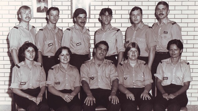Des femmes et des hommes en uniforme Des femmes et des hommes en uniforme