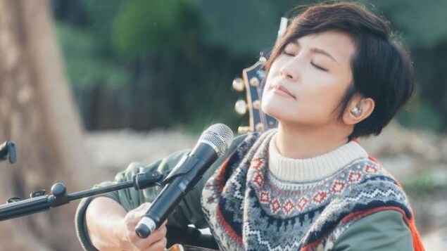 香港歌手何韻詩在保釋后，按計劃進行了網上歌迷音樂會。（HOCC臉書）