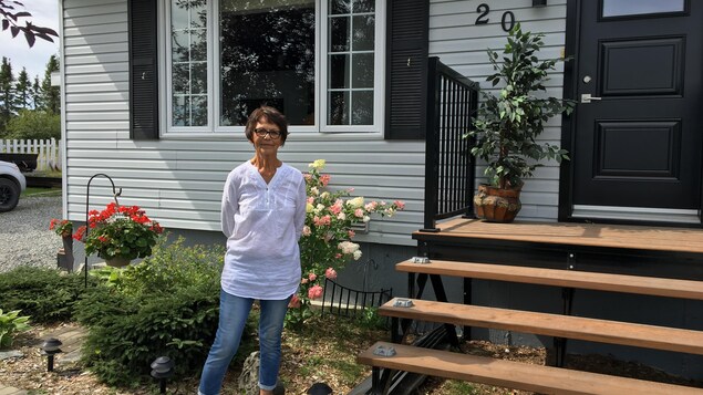 Une femme autochtone pose devant sa maison. Une femme autochtone pose devant sa maison.
