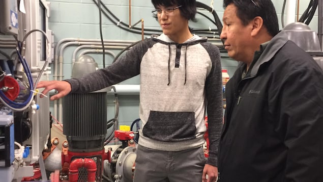 Nico Suggashie (à gauche), est devenu responsable de l'usine de l'eau potable de Poplar Hill à l'âge de 25 ans. Nico Suggashie (à gauche), est devenu responsable de l'usine de l'eau potable de Poplar Hill à l'âge de 25 ans.