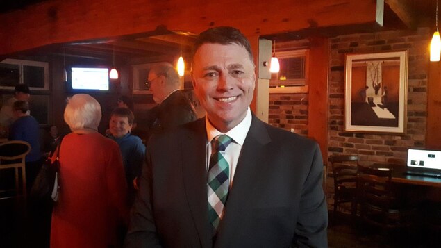 Le premier ministre de l'Île-du-Prince-Édouard fait un sourire pour la caméra.