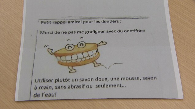 La note explique que les employés doivent employer un savon doux plutôt que du dentifrice pour nettoyer les dentiers. La note explique que les employés doivent employer un savon doux plutôt que du dentifrice pour nettoyer les dentiers.