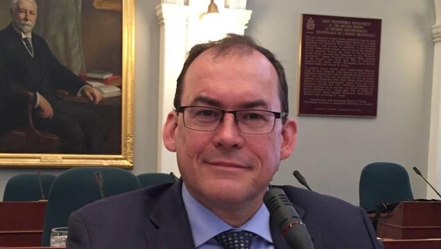 Simon d'Entremont lors de son passage devant un comité législatif Simon d'Entremont lors de son passage devant un comité législatif