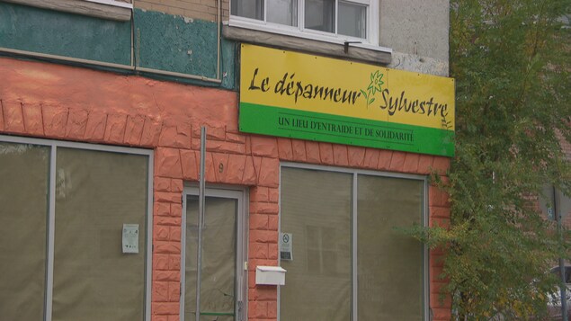 L'extérieur du bâtiment où logeait le Dépanneur Sylvestre, avant sa fermeture.
