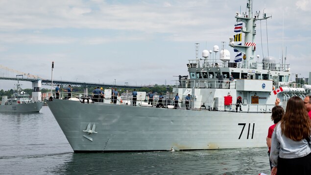 Les deux navires quittent le port d'Halifax.