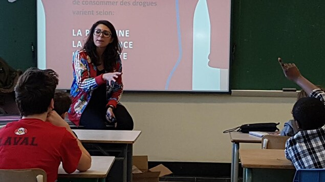 Des jeunes posent des questions lors de cours de prévention à la drogue.