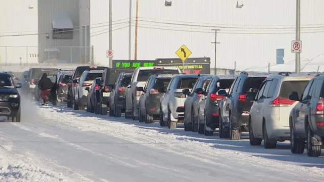Des voitures en ligne dans un centre de dépistage de COVID-19 en Saskatchewan.