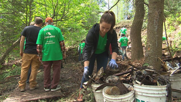 Des bénévoles qui nettoient un site où se trouve plus de 60 tonnes de déchets.