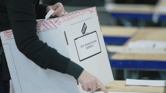 Référendum en Alberta : le dépouillement est terminé, la vérification est en cours