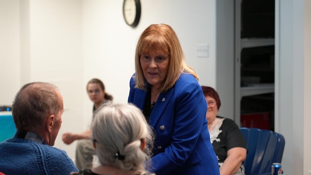 La députée bloquiste sortante dans Abitibi—Baie-James—Nunavik—Eeyou, Sylvie Bérubé dans son local électoral.  