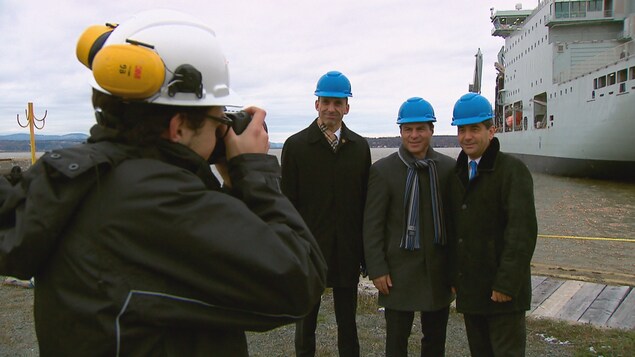 Les députés conservateurs Steven Blainey, Alain Rayes et Pierre Paul-Hus en train de se faire photographier lors d'un point de presse au chantier maritie Davie de Lévis Les députés conservateurs Steven Blainey, Alain Rayes et Pierre Paul-Hus en train de se faire photographier lors d'un point de presse au chantier maritie Davie de Lévis