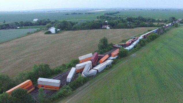 Une vue aérienne du déraillement. Une vue aérienne du déraillement.