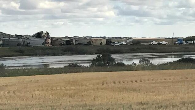 Un train comprenant 35 wagons de potasse a déraillé près de Saskatoon ce matin. Un train comprenant 35 wagons de potasse a déraillé près de Saskatoon ce matin.