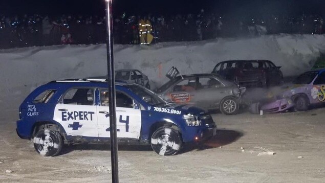 Un derby de démolition en hiver.