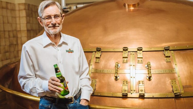 Derek Oland pose devant une grande cuve de la brasserie Moosehead à Saint-Jean. Derek Oland pose devant une grande cuve de la brasserie Moosehead à Saint-Jean.