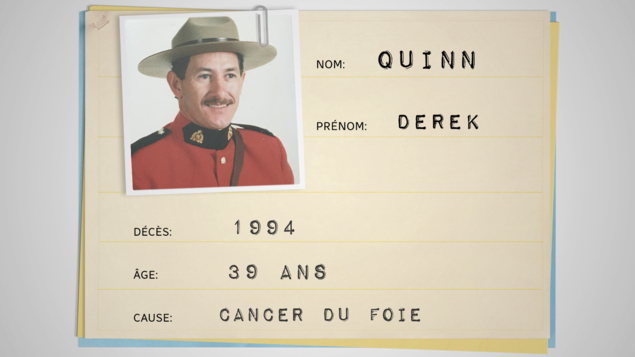 Fiche médicale avec les informations suivantes : Nom : Derek Quinn; Décès : 1994; Âge: 39 ans; Cause: Cancer du foie.