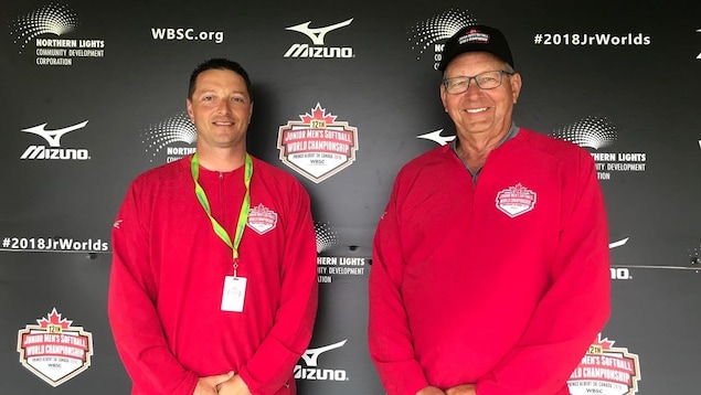 Derek Smith et Felix Casavant portant des chandails rouges aux couleurs du championnat. Derek Smith et Felix Casavant portant des chandails rouges aux couleurs du championnat.