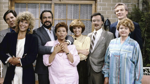Les comédiens Pierre Curzi, Michelle Rossignol, Raymond Bouchard, Andrée Boucher, Louise Rémy, Gilbert Sicotte, Luce Guilbeault et Michel Dumont, de la distribution de la série Des dames de cœur . Les comédiens Pierre Curzi, Michelle Rossignol, Raymond Bouchard, Andrée Boucher, Louise Rémy, Gilbert Sicotte, Luce Guilbeault et Michel Dumont, de la distribution de la série Des dames de cœur .