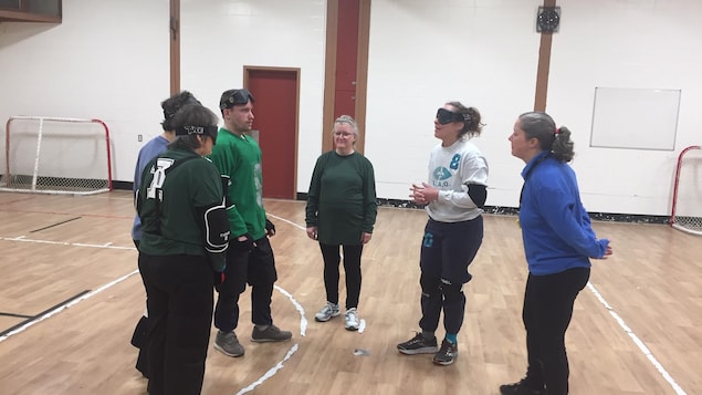 Des joueurs de goalball
