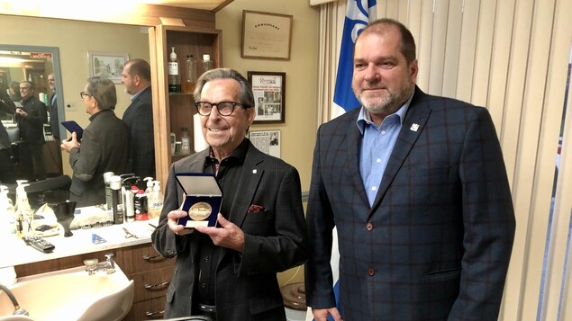 Le barbier de Nazareth, à Rimouski, reçoit la Médaille de l’Assemblée nationale