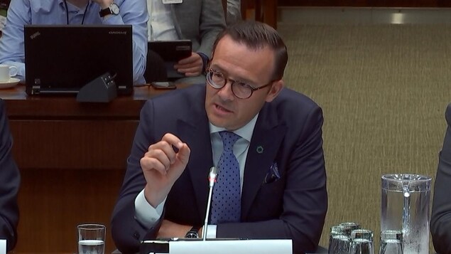 Le PDG de Desjardins, Guy Cormier, en comité parlementaire.