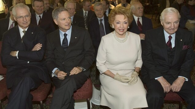 André, Paul, Jacqueline et Paul Desmarais, assis en première rangée, devant des actionnaires de Power Corporation réunis en assemblée générale. André, Paul, Jacqueline et Paul Desmarais, assis en première rangée, devant des actionnaires de Power Corporation réunis en assemblée générale.