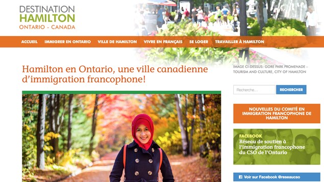 Pas d'accueil d'un site web faisant la promotion de l'immigration francophone. Sur la photo principale, on peut voir une femme voilée qui sourit dans le bois en automne. Pas d'accueil d'un site web faisant la promotion de l'immigration francophone. Sur la photo principale, on peut voir une femme voilée qui sourit dans le bois en automne.