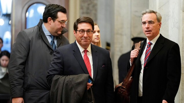 Les hommes marchent en parlant.
