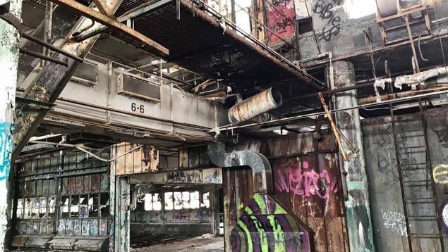Usine désaffectée à Détroit avec des graffitis. Usine désaffectée à Détroit avec des graffitis.