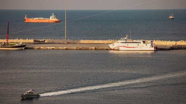Un bateau-patrouille de la police surveille le port alors que des pétroliers et des embarcations rapides sont ancrés à Muscat Anchorage, près du détroit d’Ormuz, le 30 mars 2026 à Mascate, Oman.
