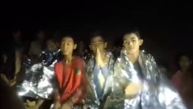 Dans cette vidéo enregistrée mardi par la marine thaïlandaise, on voit onze des enfants dire bonjour, leur nom, puis « je suis en bonne santé ».