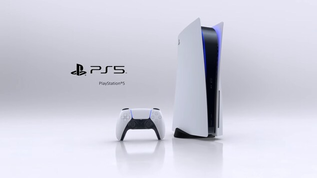 La console, une manette et le logo de la PlayStation 5 sur un fond blanc.