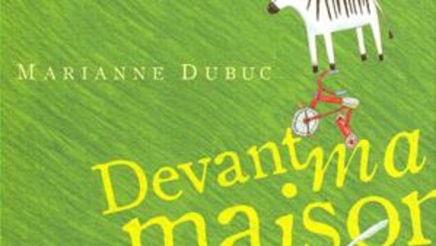 Le livre « Devant ma maison », de Marianne Dubuc