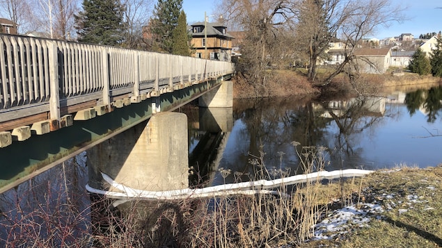 Des remblais tubulaires sont toujours en place sur la rivière, près de la passerelle, pour circonscrire et absorber les hydrocarbures.