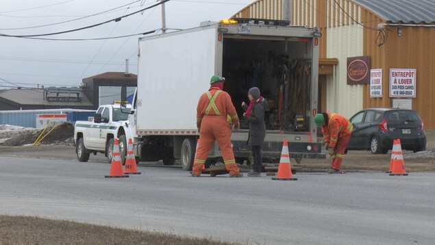 Travailleurs de la Ville de Matane près d'un conduit. Travailleurs de la Ville de Matane près d'un conduit.