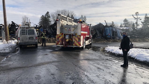 Les ruines de l'usine Built Rite Trucks et un camion de pompiers.