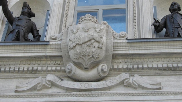 Les armoiries du Québec, encadrée par les statues de Wolfe et de Montcalm, gravées dans la façade de l'entrée principale de l'Assemblée nationale. Les armoiries du Québec, encadrée par les statues de Wolfe et de Montcalm, gravées dans la façade de l'entrée principale de l'Assemblée nationale.