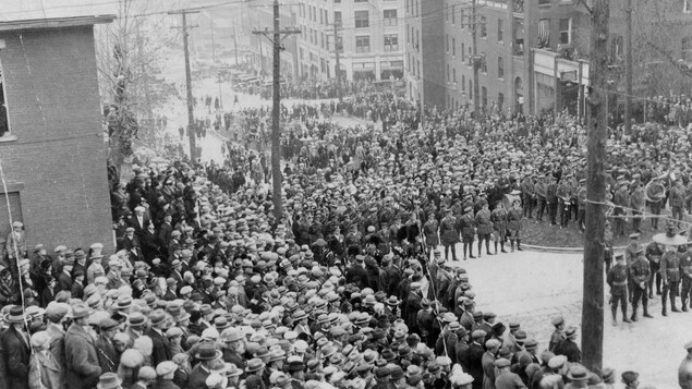 Des milliers de gens dans la côte King. Des milliers de gens dans la côte King.